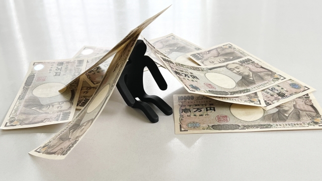 借金を背負う男。伊東市で借金返済の無料相談をする